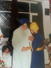ਟ੍ਰੇਨਿੰਗ ਦੀ ਅਰੰਭਤਾ ਸਮੇਂ ਵਿਦਿਆਰਥੀ ਨੰੂ ਕਮਰ ਕਸੇ ਕਰਾਉਂਦੇ ਹੋਏ ਭਾਈ ਸਾਹਿਬ ਜਸਬੀਰ ਸਿੰਘ ਜੀ, ਗਿਆਨੀ ਸਹਿਬ ਸਿੰਘ ਸ਼ਾਹਬਾਦ, ਤੇ ਗਿਆਨੀ ਅਮਰੀਕ ਸਿੰਘ ਜੀ ਅਤੇ ਪਿ੍ਰੰਸੀਪਲ ਗਿਆਨੀ ਬਲਜੀਤ ਸਿੰਘ ਜੀ ਚੌਤਾ ।